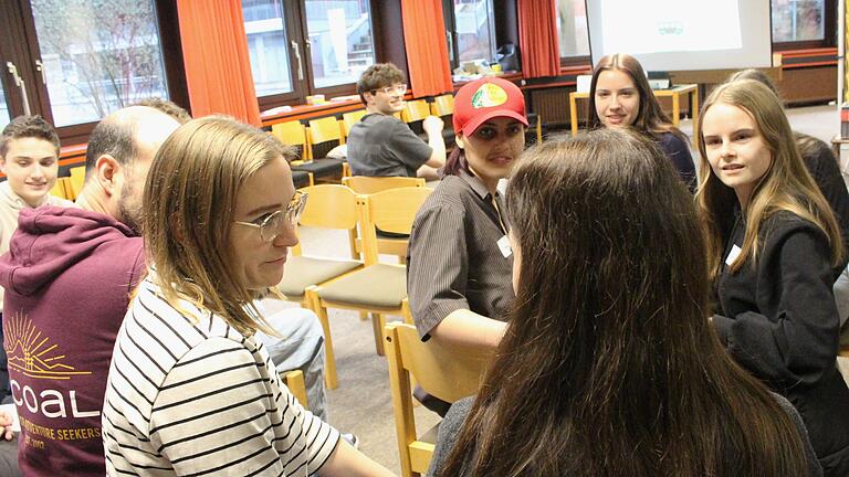 Am Franz-Miltenberger-Gymnasium lernen die Jugendlichen in einer Simulation anderen zu helfen, ohne selbst in Gefahr zu kommen.       -  Am Franz-Miltenberger-Gymnasium lernen die Jugendlichen in einer Simulation anderen zu helfen, ohne selbst in Gefahr zu kommen.