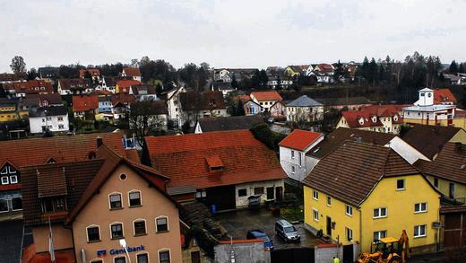Blick vom irchturm auf die B 279 und die Marktgemeinde Saal: Knapp 60 Prozent der Bürger wollen, dass künftig weniger Verkehr durch die Gemeinde fließt und sprachen sich beim Bürgerentscheid für eine Umgehungsstraße aus.