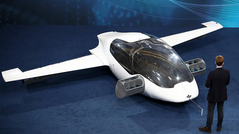 Fünfsitziges Elektro-Flugtaxi von Lilium schafft Jungfernflug       -  ARCHIV - 03.12.2018, Bayern, Nürnberg: Der Prototyp des ersten flugfähigen «Flugtaxis», der eVTOL - electric vertical take-off and landing Jet - des Herstellers Lilium, ist auf dem Digital-Gipfel ausgestellt.