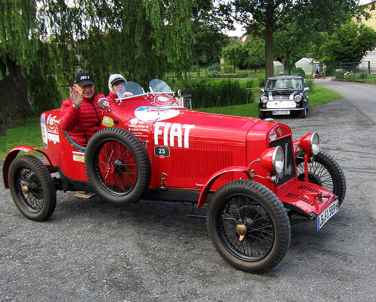 Die Jacke passend zur Autofarbe. Auch das Outfit muss bei einer Rallye stimmen.&nbsp;