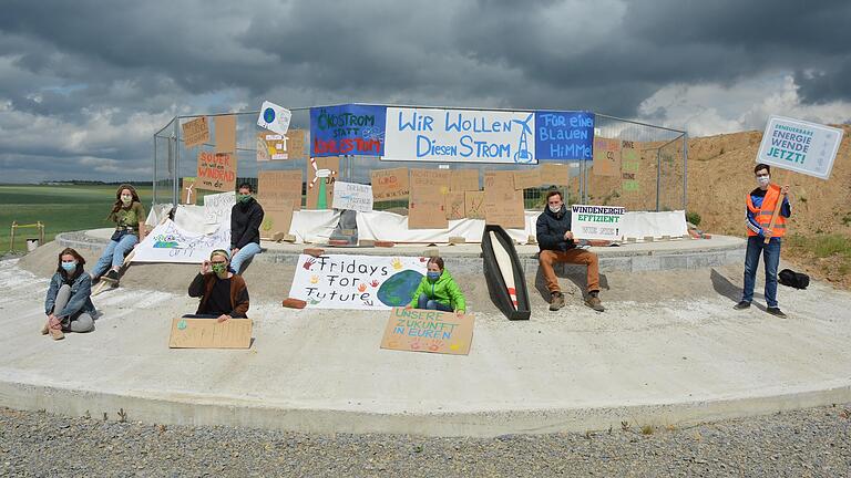 Den Windpark fertig bauen - die Aktivisten von Fridays for Future machen an einem der Betonfundamente nahe Wülfershausen auf den aus ihrer Sicht dringend notwendigen weiteren Ausbau der Windkraft im Kampf gegen den Klimawandel aufmerksam. Den Windpark fertig bauen - die Aktivisten von Fridays for Future machen an einem der Betonfundamente nahe Wülfershausen auf den aus ihrer Sicht dringend notwendigen weiteren Ausbau der Windkraft im Kampf gegen den Klimawandel aufmerksam.