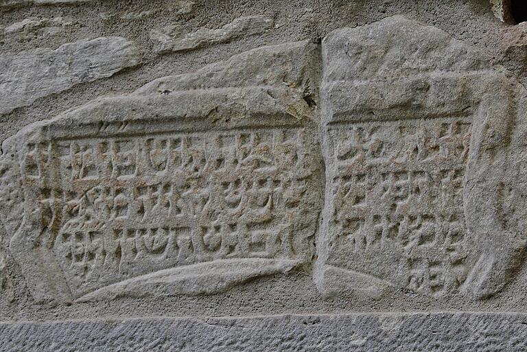 Im Schutt fand Erwin Hermann bei der Restaurierung  diese Steintafel mit der hebräischen Inschrift:  „Dieses Totenwaschhaus hat der hoch... Vorsteher, unser Herr Josef (Jospe) aus Neustadt machen lassen von seinem Taschengeld. Dienstag, 
den 9. Cheswan 1696 .“