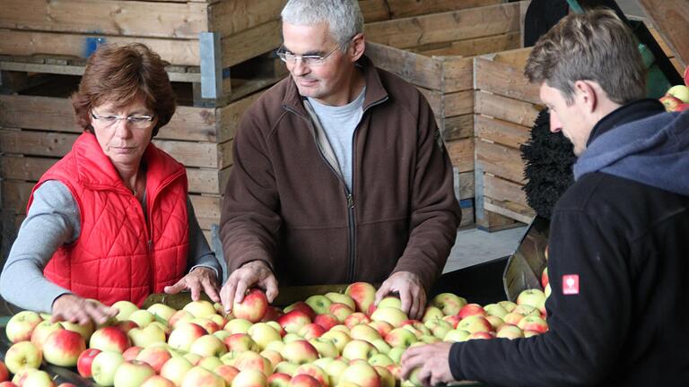 Regionalität ist Trumpf: Claus und Agnes Schmitt (links) übergaben ihren Betrieb vor fünf Jahren an Sohn Clemens (rechts). Unser Bild zeigt die Familie in ihrem Obstbetrieb.