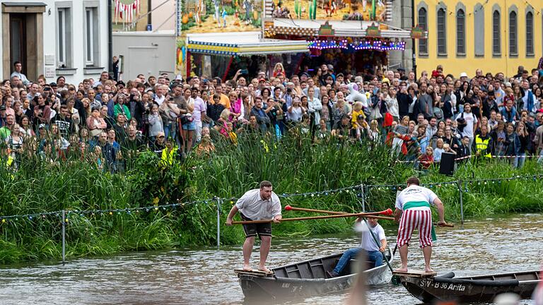 Fischerstechen bei der Sandkerwa in Bamberg       -  Wer landet beim Fischerstechen im Wasser? (Archivbild)