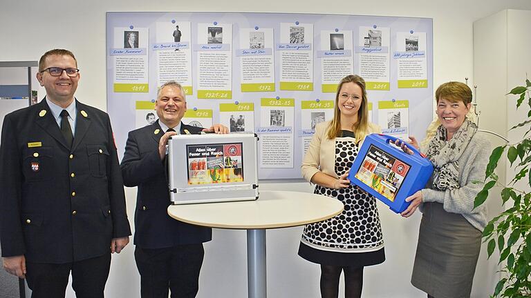Unser Bild zeigt von links Kreisbrandinspektor Michael Ohmert, Kreisbrandrat Stefan Schmöger, Katharina Wenzel, Leiterin der Geschäftsstelle der Versicherungskammer Bayern in Bad Neustadt und Kerstin Jackson, Direktionsbeauftragte für Gewerbekunden.