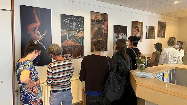 Ausstellungseröffnung in der Praxis für Klinische Neuropsychologie mit Künstlerin Sarah Jäckle (links).