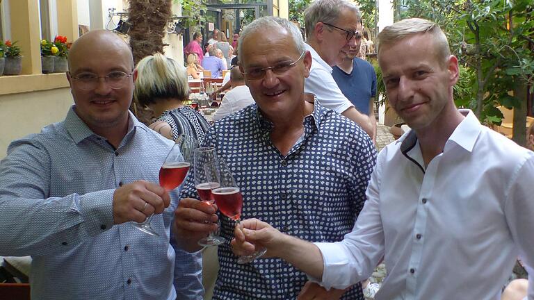 Eine Ära geht zu Ende. Klaus Behringer (Mitte) hat das &quot;Hinterhöfle&quot; an Florian Röschert (links) und Sebastian Bernhardt übergeben.