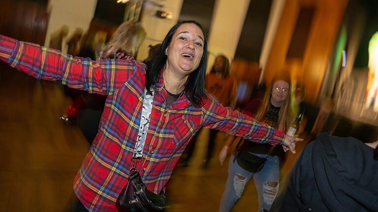 Tanzen für den guten Zweck: Die Besucherinnen un Besucher des Benefizkonzertes von Steffi List und Phoenix feierten ausgelassen in der Stadthalle Schweinfurt. Tanzen für den guten Zweck: Die Besucherinnen un Besucher des Benefizkonzertes von Steffi List und Phoenix feierten ausgelassen in der Stadthalle Schweinfurt.