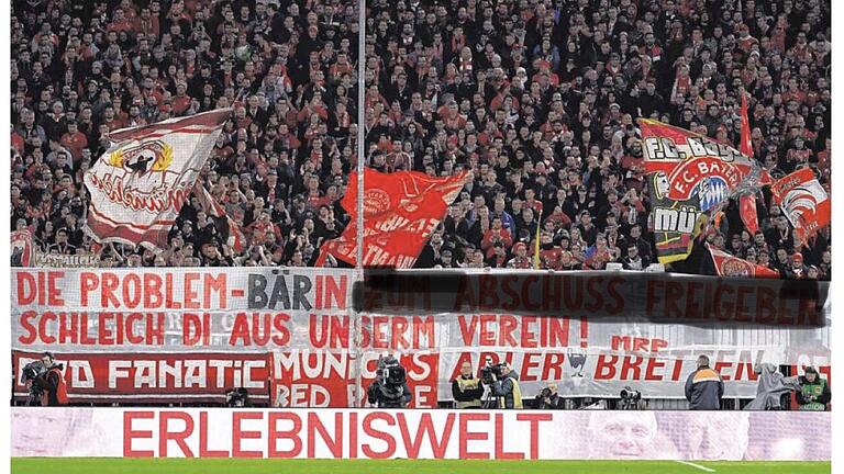 Musste das fragwürdige Transparent der Ultras in der Allianz-Arena wirklich noch einmal so groß in der Zeitung verbreitet werden? Hier ist eine Aussage bewusst geschwärzt, von der sich die Redaktion besser distanziert hätte.