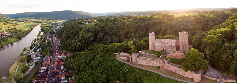 Die Henneburg hoch über Stadtprozelten (Lkr. Miltenberg) ist frisch renoviert und kann wieder vollständig besichtigt werden. Die Henneburg hoch über Stadtprozelten (Lkr. Miltenberg) ist frisch renoviert und kann wieder vollständig besichtigt werden. 