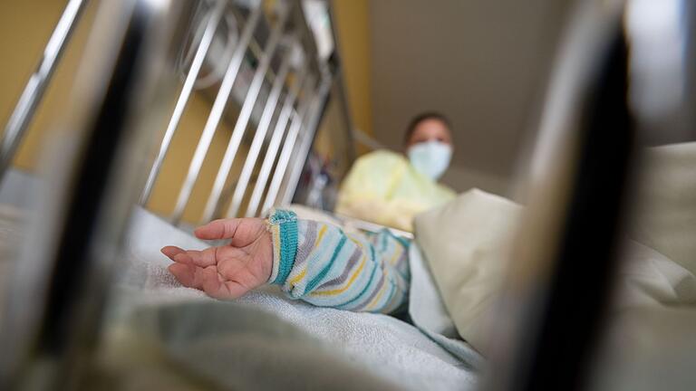 Kinderklinik - Besonders Babys und Kleinkinder sind vom RS-Virus betroffen. Aber auch Erwachsene können sich anstecken. Kinderklinik - Besonders Babys und Kleinkinder sind vom RS-Virus betroffen. Aber auch Erwachsene können sich anstecken.