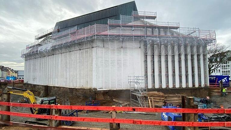 Ist derzeit von einer Baugrube umgeben: Das Theater in Schweinfurt wird seit diesem Sommer generalsaniert.&nbsp;