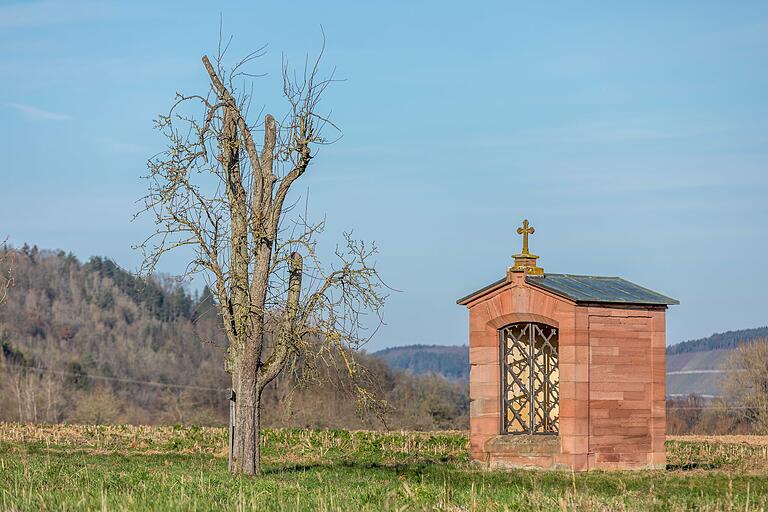 Stationenhäuschen auf dem Wanderweg bei Zellingen. Stationenhäuschen auf dem Wanderweg bei Zellingen.