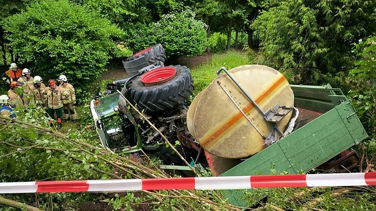 Von der Fahrbahn abgekommen ist bei Schmachtenberg am Dienstag dieses landwirtschaftliche Gespann. Der Fahrer erlitt offenbar nur leichte Verletzungen.