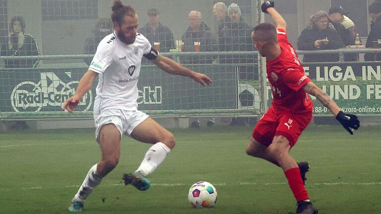 Kämpfer im Nebel: FC-05-Kapitän Kristian Böhnlein (links) lieferte sich intensive Duelle mit dem Buchbacher Sascha Hingerl. Zu sehen ist diese Szene nur, weil der Fotograf die Bearbeitungstechnik ausgereizt hat.