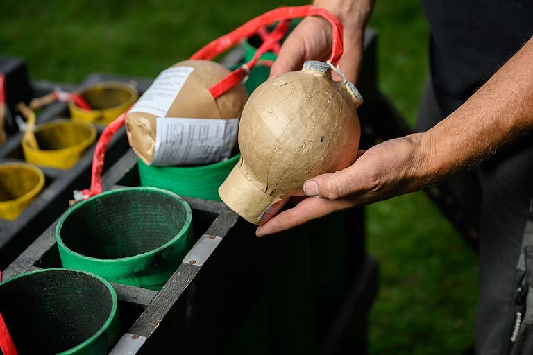In Deutschland verboten: Solche Kugelbomben dürfen nur von Profis gezündet werden. Unsachgemäßer Umgang damit kann gefährliche Folgen haben (Symbolbild). In Deutschland verboten: Solche Kugelbomben dürfen nur von Profis gezündet werden. Unsachgemäßer Umgang damit kann gefährliche Folgen haben (Symbolbild). 