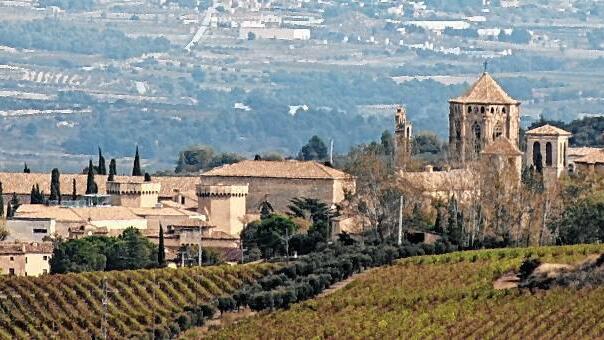 Weltkulturerbe am Fuße der Berge der Serra de Prades: das herrlich gelegene, nach wie vor von Mönchen bewohnte und wirtschaftlich betriebene Kloster Poblet.