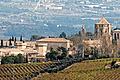 Weltkulturerbe am Fuße der Berge der Serra de Prades: das herrlich gelegene, nach wie vor von Mönchen bewohnte und wirtschaftlich betriebene Kloster Poblet.