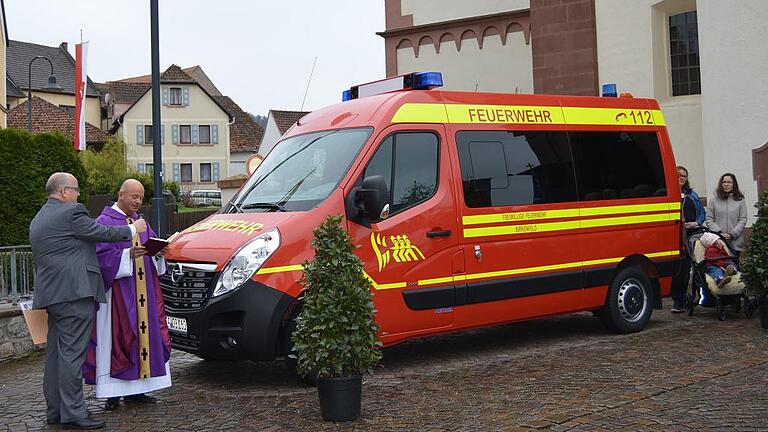 Die Segnung des neuen Birkenfelder Feuerwehrfahrzeugs nahm Pfarrer Mariusz Dolny am Sonntag nach dem Festgottesdienst auf dem Kirchplatz vor. Bürgermeister Achim Müller übergab den Opel Movano danach offiziell an die Feuerwehr.