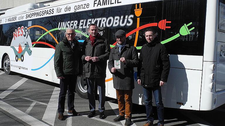 Endlich: Die Elektro-Nessi fährt jetzt Linie. Drüber freuen sich (von links): Bürgermeister Bruno Altrichter, Wolfgang Hackauf von Ebusco sowie Ulrich Leber und Christian Rutter von den Stadtwerken kurz vor der Jungfernfahrt.