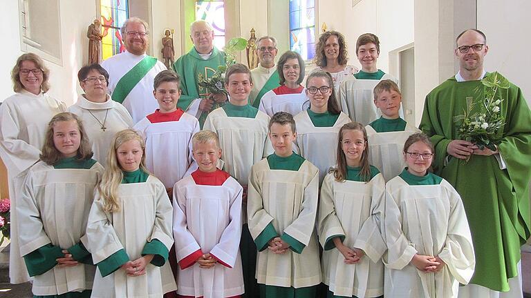 Der neue Pfarrvikar Piotr Bruski wurde von Pfarrer Thomas Menzel (vorne rechts) in sein Amt eingeführt. Begleitet wurde er dabei von den Diakonen Schubert und Zimmermann sowie den Pastoralreferentinnen Schäfer und Köller. Die Vorsitzende des Ausschusses &bdquo;Pfarreiengemeinschaft Besengau&rdquo;, Dagmar Schnupp, hieß Bruski in Bastheim herzlich willkommen. Auch die Ministranten bereiteten ihm einen warmen Empfang.