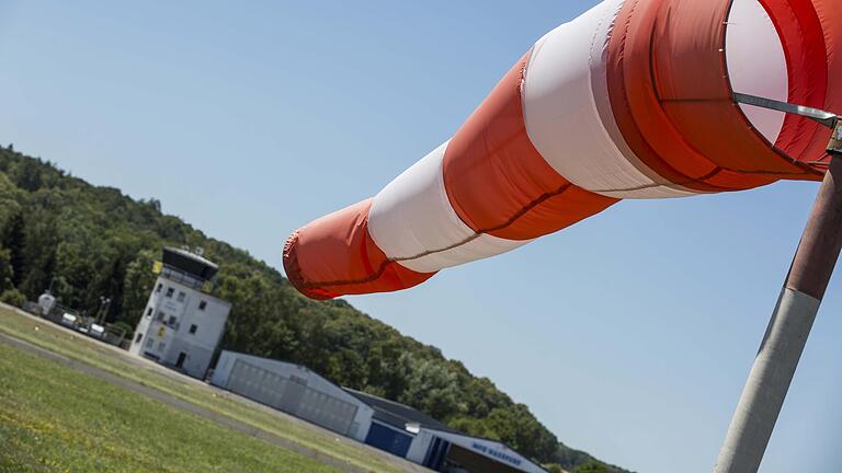 Ein Flugplatz in Schieflage oder aus welcher Richtung weht künftig der Wind am Haßfurter Flugplatz? Nach dem Ausstieg der Stadt Schweinfurt als Gesellschafter suchen Landkreis Haßberge und Stadt Haßfurt nun neue Unterstützer für die wichtige Infrastruktureinrichtung.