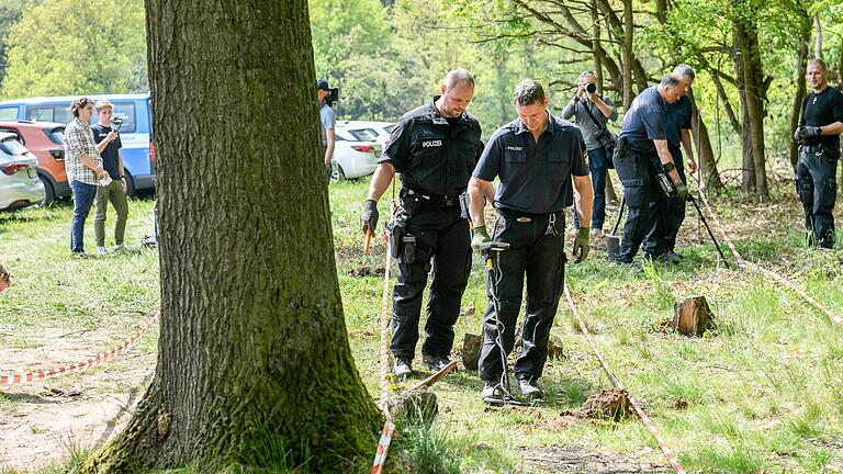 Auf der Suche nach der Tatwaffe: Die Polizei unternimmt intensive Anstrengungen, um nach über 31 Jahren den Mord an einem 16-Jährigen zu klären - am Dienstag suchte sie mit Spezialgerät am Tatort. Auf der Suche nach der Tatwaffe: Die Polizei unternimmt intensive Anstrengungen, um nach über 31 Jahren den Mord an einem 16-Jährigen zu klären - am Dienstag suchte sie mit Spezialgerät am Tatort.