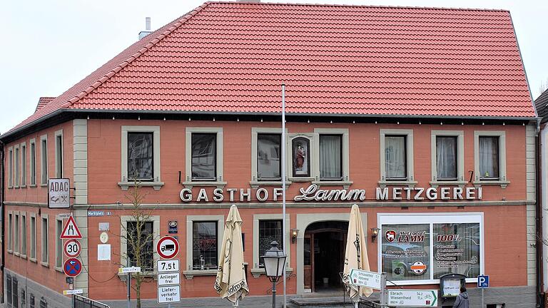 Drei in einem: Hotel, Gasthof und Metzgerei Lamm in Geiselwind. Das Traditionshaus am Marktplatz gehört seit vier Generationen der Familie Rückel.