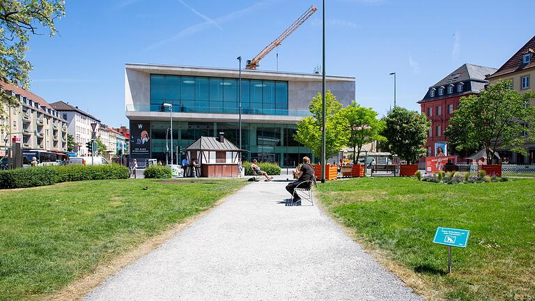 Derzeit noch mit Rollrasen und wenig Schatten: der Kardinal-Faulhaber-Platz gegenüber dem Mainfranken Theater in der Würzburger Innenstadt. Derzeit noch mit Rollrasen und wenig Schatten: der Kardinal-Faulhaber-Platz gegenüber dem Mainfranken Theater in der Würzburger Innenstadt. 
