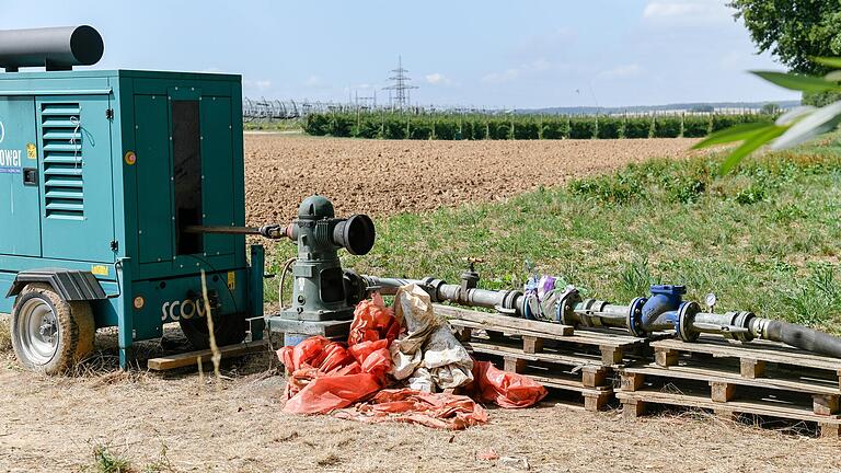 Eine Pumpanlage zur Entnahme von Grundwasser auf einem Feld in der Bergtheimer Mulde.