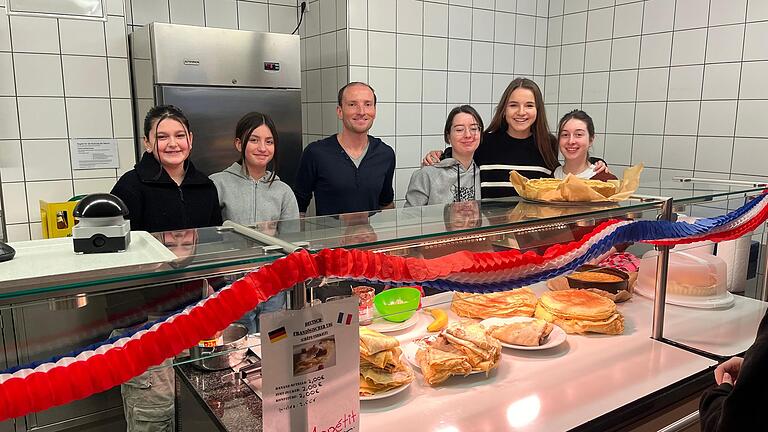 Eine große Auswahl an frisch zubereiteten Crêpes und Quiches in der Schulmensa der St.-Ursula-Schule.