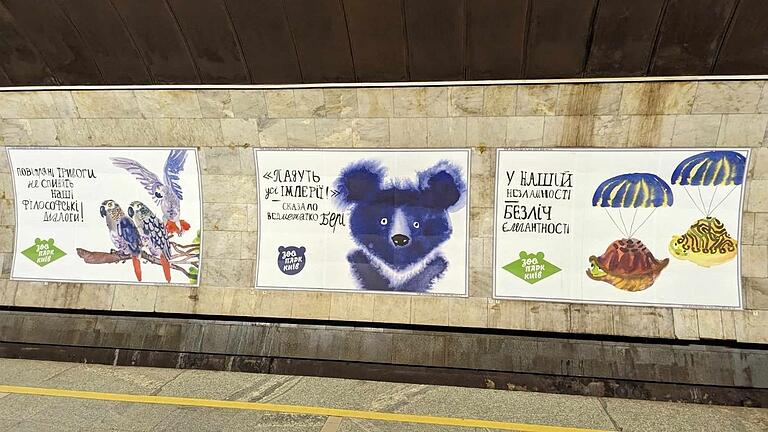 Werbung des Kiewer Zoos in der Metro: 'Kein Luftalarm stört unsere philosophischen Dialoge', sagen die Papageien. 'Es zerfallen alle Imperien', kommentiert Bärchen Beri'. Und für die Schildkröten ist 'unsere Unabhängigkeit voller&nbsp;Eleganz'.