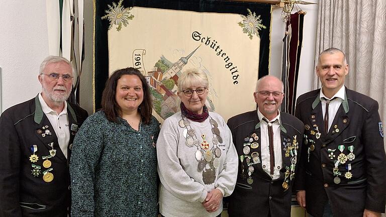 Im Bild Schützenkönigin Doris Heim (durch besseres Ergebnis, Trägerin der Kette), 1. Lisl Elke Schleicher, Schützenkönig Bernhard Spiegel, 1. Ritter Joachim Kümmeth, 2. Ritter Roland Scholz.