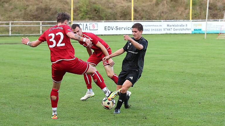 Strahlungens Elias Reiher (rechts, hier in einer Szene aus dem Spiel gegen Gerolzhofen am 18. September) schoss das 1:0 gegen Aubstadt II – und musste dann mit Rot vom Platz.