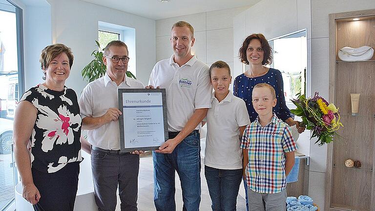 Seltenes Firmenjubiläum bei der Firma Ulrich Büttner in Wülfershausen. Ein viertel Jahrhundert ist Joachim Büchner im Betrieb. Dafür gab es Präsente und eine Ehrenurkunde der Handwerkskammer für Unterfranken, unterzeichnet von Präsident Walter Heußlein. Unser Bild zeigt von links Michaela und Ulrich Büttner, Joachim Büchner, seine Söhne Georg und Gabriel und seine Frau Nadine. Seltenes Firmenjubiläum bei der Firma Ulrich Büttner in Wülfershausen. Ein viertel Jahrhundert ist Joachim Büchner im Betrieb. Dafür gab es Präsente und eine Ehrenurkunde der Handwerkskammer für Unterfranken, unterzeichnet von Präsident Walter Heußlein. Unser Bild zeigt von links Michaela und Ulrich Büttner, Joachim Büchner, seine Söhne Georg und Gabriel und seine Frau Nadine.
