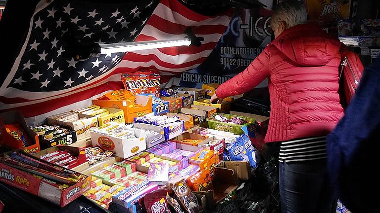 Ein Kofferraum voller amerikanischer Süßigkeiten