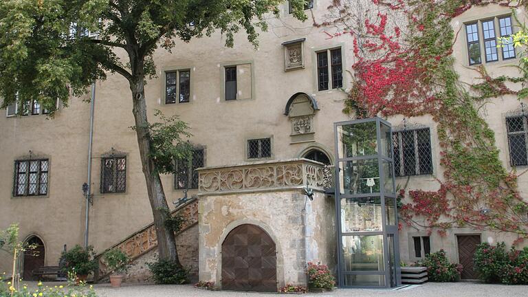 Das Graf-Luxburg-Museum soll zur Saison 2020 wieder geöffnet sein. Künftig können Menschen mit Handicap bequem im Aufzug (siehe rechts) ins Schloss gelangen.