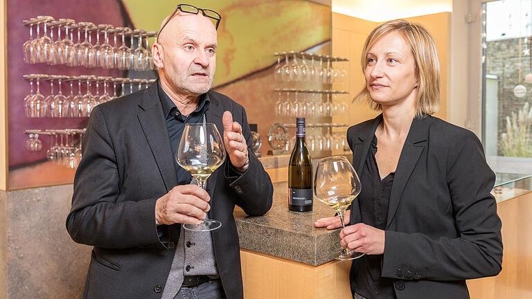 Horst und Sandra Sauer in Escherndorf auf ihrem Weingut, das nun aufwendig umgebaut und mit einem Neubau ergänzt wird.