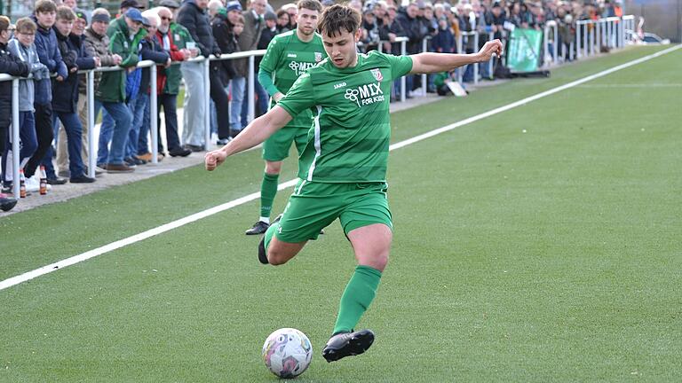 Fabio Groß vom TSV Abtswind beim Schuss: Groß erzielte beim SC Eltersdorf den späten Ausgleich für den TSV. Das Bild entstand in der vergangenen Saison auf dem Abtswinder Kunstrasenplatz im Bayernliga-Heimspiel gegen den SC Feucht.