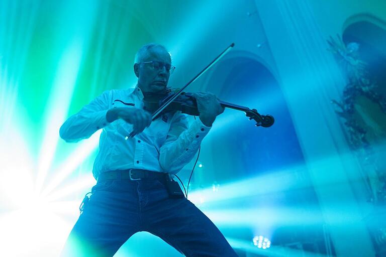 Bernt Eichmüller legte mit seiner Violine Töne über bekannte Rocksongs.