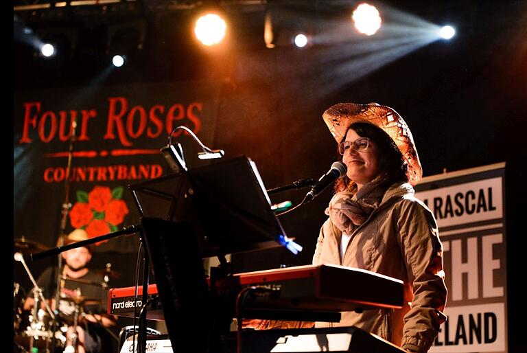 Die Tanzfläche quillt über, wenn die Countryband Four Roses aus Eichelsdorf auftritt.