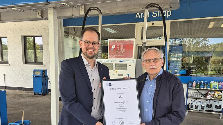 Übergabe IHK-Zertifikate: Jan-Markus Momberg (IHK Würzburg-Schweinfurt) übergab das Zertifikat an Karl-Heinz Beisel für für 104 Jahre Bestehen der Tankstelle sowie eine weitere Urkunde 25-jährige Geschäftsführerschaft - Übergabe IHK-Zertifikate: Jan-Markus Momberg (IHK Würzburg-Schweinfurt) übergab das Zertifikat an Karl-Heinz Beisel für für 104 Jahre Bestehen der Tankstelle sowie eine weitere Urkunde 25-jährige Geschäftsführerschaft Übergabe IHK-Zertifikate: Jan-Markus Momberg (IHK Würzburg-Schweinfurt) übergab das Zertifikat an Karl-Heinz Beisel für für 104 Jahre Bestehen der Tankstelle sowie eine weitere Urkunde 25-jährige Geschäftsführerschaft - Übergabe IHK-Zertifikate: Jan-Markus Momberg (IHK Würzburg-Schweinfurt) übergab das Zertifikat an Karl-Heinz Beisel für für 104 Jahre Bestehen der Tankstelle sowie eine weitere Urkunde 25-jährige Geschäftsführerschaft