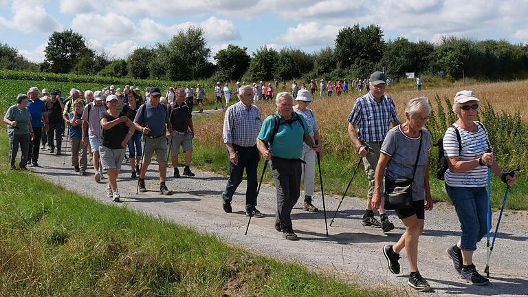 Gut 100 wanderfreudige Seniorinnen und Senioren aus der ganzen Diözese Würzburg erkundeten auf der Löhriether Runde die Rhönlandschaft. Gut 100 wanderfreudige Seniorinnen und Senioren aus der ganzen Diözese Würzburg erkundeten auf der Löhriether Runde die Rhönlandschaft.