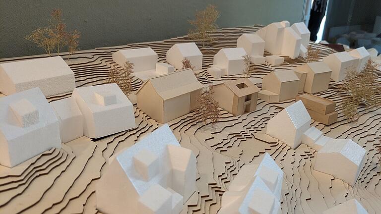 Eines der Modelle in der Ausstellung: Die Ideen für die Hofscheune und den Mobilitätstreff (zwei Häuser in Braun, mittig im Modell) in Üchtelhausen. Eines der Modelle in der Ausstellung: Die Ideen für die Hofscheune und den Mobilitätstreff (zwei Häuser in Braun, mittig im Modell) in Üchtelhausen.