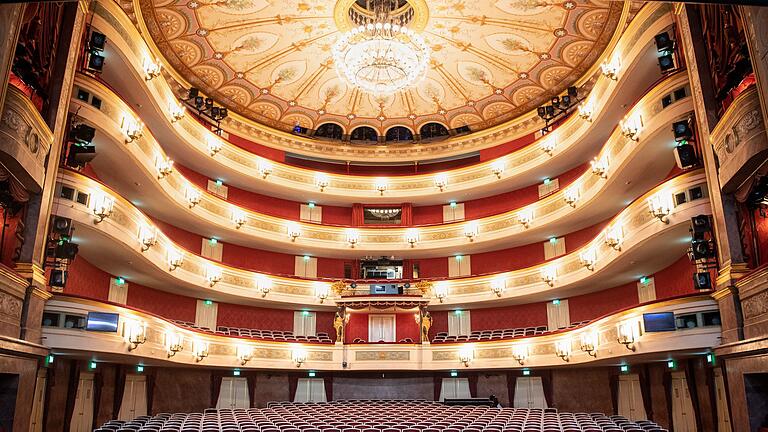Staatstheater am Gärtnerplatz - Die Bühne und der Orchesterbereich des Gärtnerplatztheaters mussten trockengelegt werden. (Archivbild) Staatstheater am Gärtnerplatz - Die Bühne und der Orchesterbereich des Gärtnerplatztheaters mussten trockengelegt werden. (Archivbild)