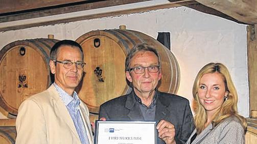 Firmenjubiläum: Zum 65. Geburtstag der Hausbrennerei in Binsbach erhielt der Inhaber Günter Wecklein (Mitte) von Ralf Jahn, dem Geschäftsführer der IHK eine Ehrenurkunde. Außderdem gratulierte Arnsteins Bürgermeisterin Anna Stolz. Firmenjubiläum: Zum 65. Geburtstag der Hausbrennerei in Binsbach erhielt der Inhaber Günter Wecklein (Mitte) von Ralf Jahn, dem Geschäftsführer der IHK eine Ehrenurkunde. Außderdem gratulierte Arnsteins Bürgermeisterin Anna Stolz.