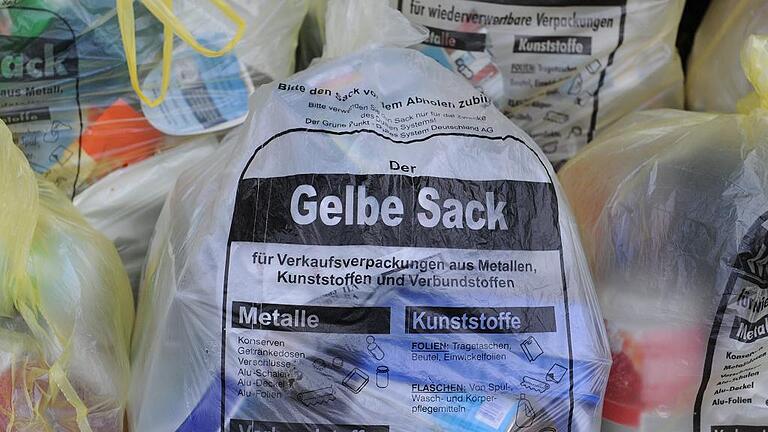 Müllabfuhr in Freiburg - Die Entsorgung der gelben Säcke sorgt schon seit einiger Zeit für Ärger in Rhön-Grabfeld. Ab Januar sorgt das Kommunalunternehmen des Landkreises dafür, dass die Säcke pünktlich abgeholt werden. Müllabfuhr in Freiburg - Die Entsorgung der gelben Säcke sorgt schon seit einiger Zeit für Ärger in Rhön-Grabfeld. Ab Januar sorgt das Kommunalunternehmen des Landkreises dafür, dass die Säcke pünktlich abgeholt werden.