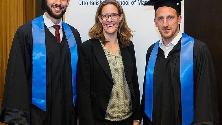 Glückliche Absolventen: Ex-Schwimmer Thomas Lurz (rechts) und Ex-Bobfahrer Christian Friedrich machten ihren Abschluss an der Wirtschaftshochschule in Düsseldorf. In der Mitte Anna-Lisa Schwarz, Geschäftsführerin der Werte-Stiftung in Frankfurt, die zusammen mit der Sporthilfe das Stipendium möglich gemacht hatte.