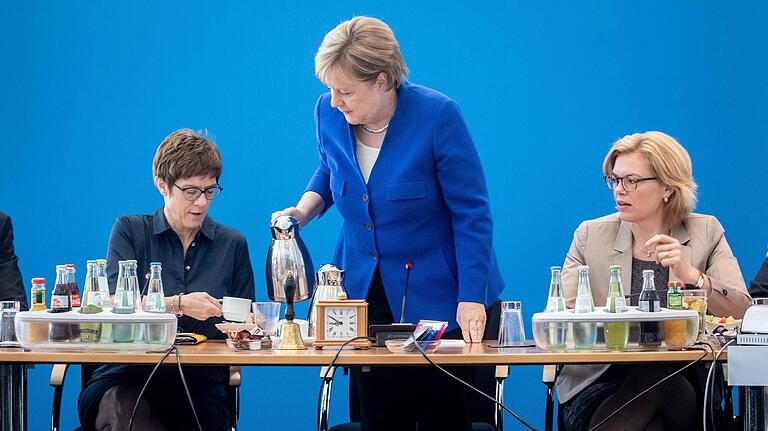Man achte auf die Kanne: Bundeskanzlerin Angela Merkel nimmt das Alfi-Produkt gerne in die Hand, um Gäste mit Kaffee zu versorgen - in diesem Fall (Archivbild vom Juli) die neue CDU-Vorsitzende Annegret Kramp-Karrenbauer (links) und Landwirtschaftsministerin Julia Klöckner. Man achte auf die Kanne: Bundeskanzlerin Angela Merkel nimmt das Alfi-Produkt gerne in die Hand, um Gäste mit Kaffee zu versorgen - in diesem Fall (Archivbild vom Juli) die neue CDU-Vorsitzende Annegret Kramp-Karrenbauer (links) und Landwirtschaftsministerin Julia Klöckner.