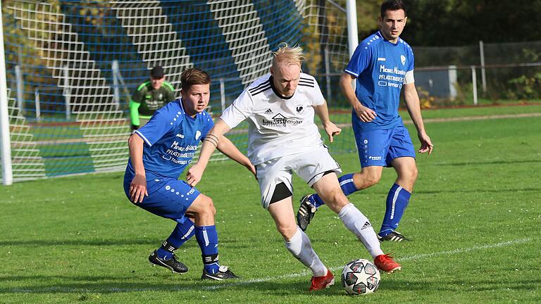 Jannes Benkert (links, Archivbild) hat sich in dieser Saison einen Stammplatz beim TSV Trappstadt erkämpft. Soll der Klassenerhalt in der Bezirksliga Ost doch noch gelingen, muss am Sonntag beim TSV Abtswind II unbedingt ein Sieg her. Jannes Benkert (links, Archivbild) hat sich in dieser Saison einen Stammplatz beim TSV Trappstadt erkämpft. Soll der Klassenerhalt in der Bezirksliga Ost doch noch gelingen, muss am Sonntag beim TSV Abtswind II unbedingt ein Sieg her.